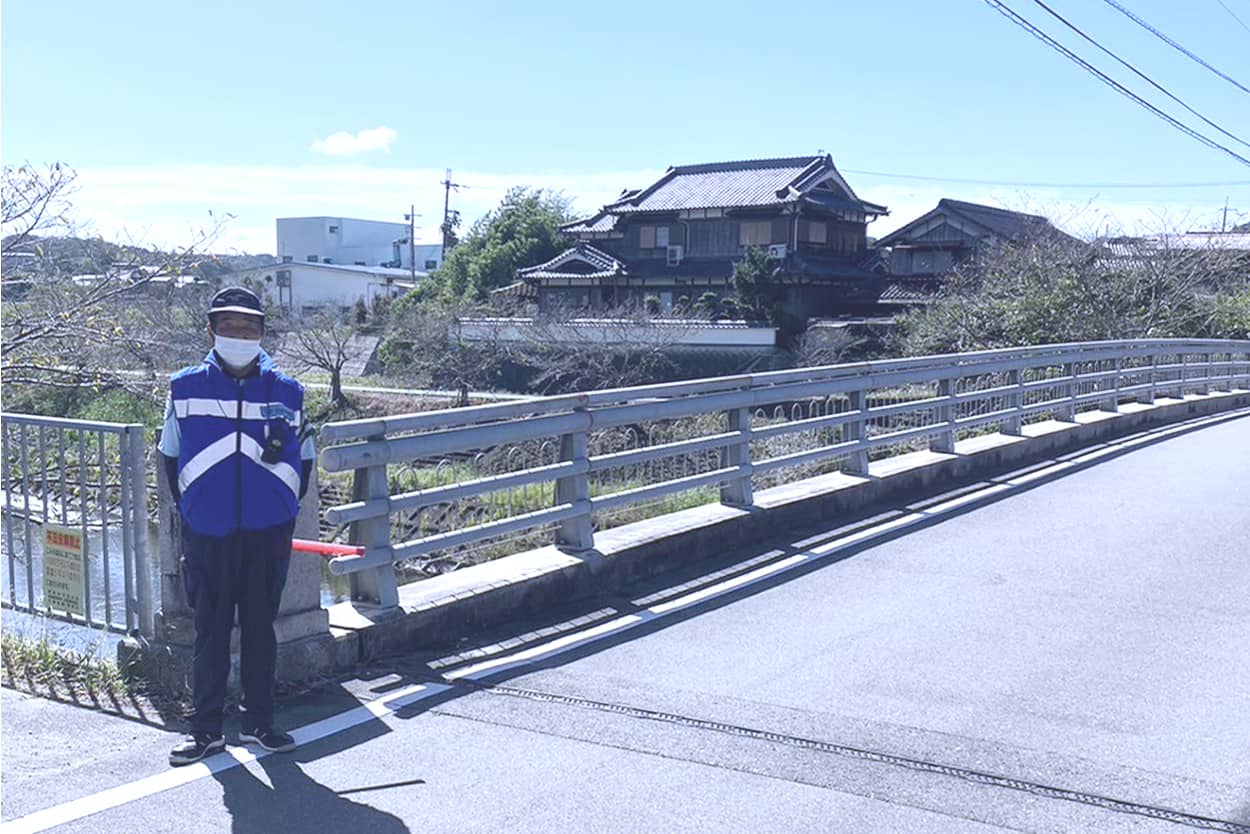 橋の前で交通整理をする様子