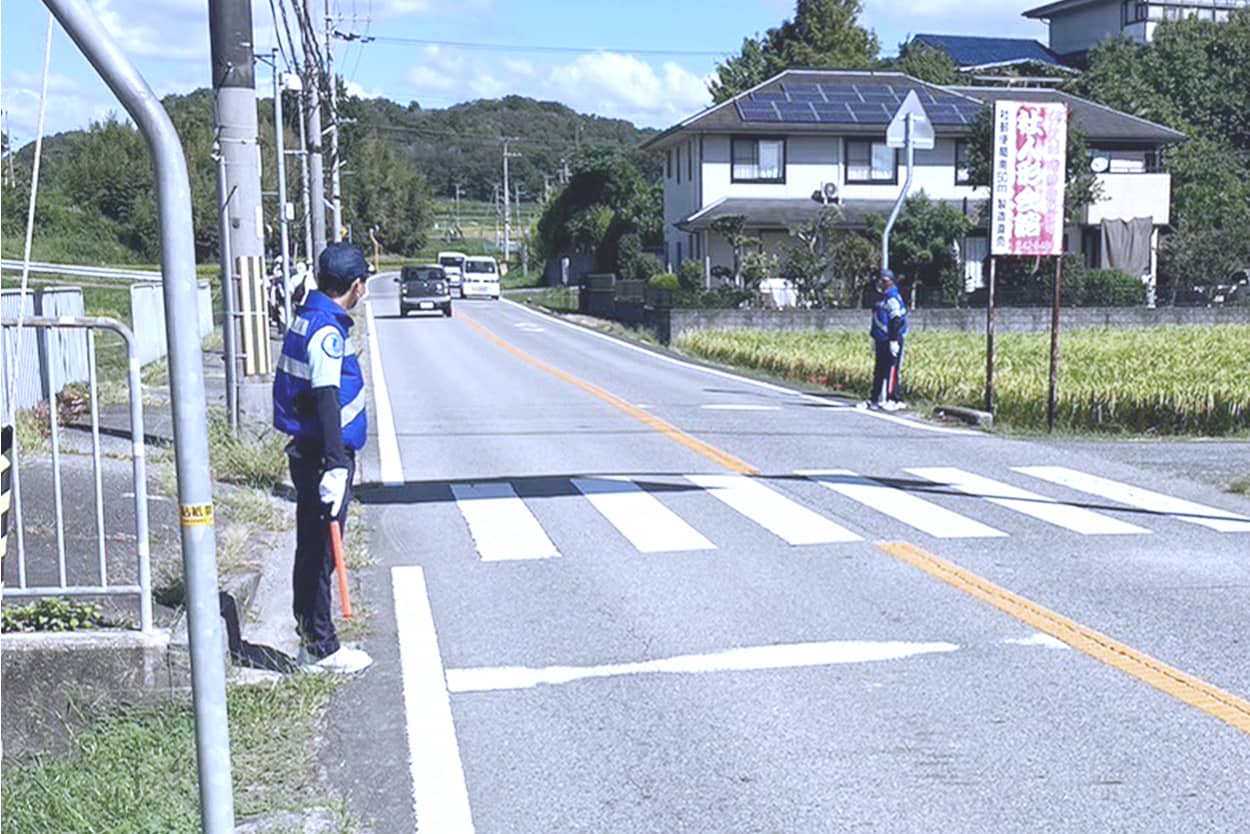 横断歩道前で交通整理をする様子